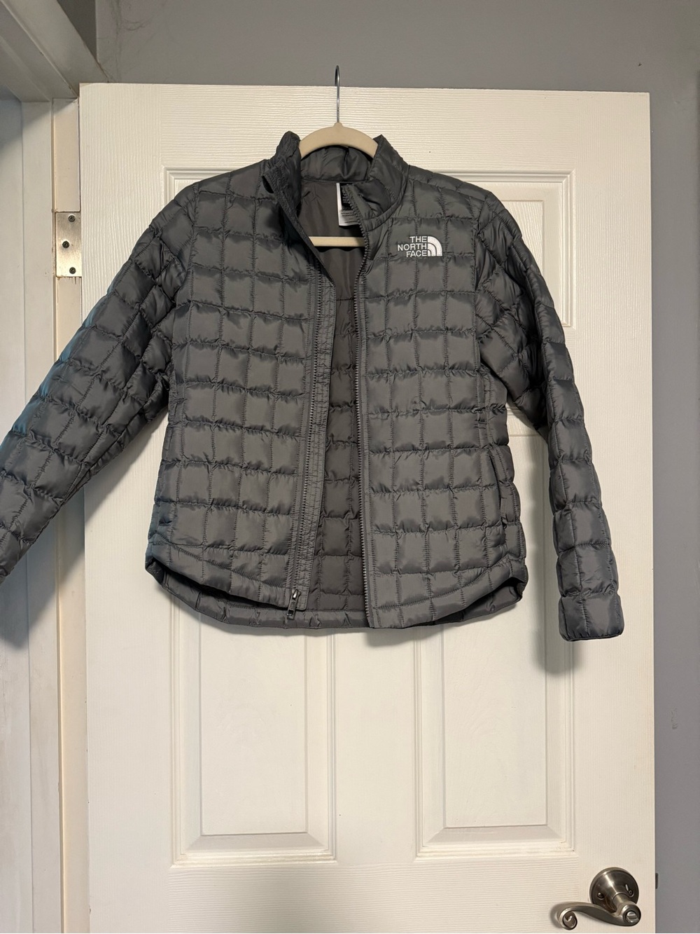 The North Face Kids Gray Quilted Lightweight Puffer Jacket can fit XS ladies